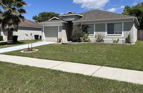 Plant City House | SUNNY 3 BDRM W/ PATIO AND GARAGE