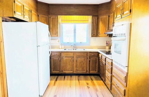 Barnstable Cottage | Sunny 3-bedroom cottage with WiFi and AC-Steps to beach and walkable to town!