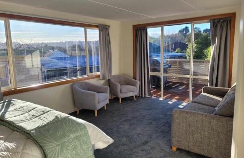 Dunedin House | Sunny 3 bedroom house, huge deck and new bathroom