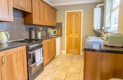 Pakefield House | Sunny 3BR Coastal Escape Walk to Beach Nearby