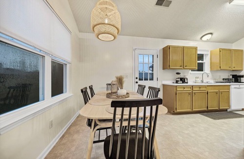 State Park House | Sunny 3BR+ Flex Room Retreat and Private Backyard