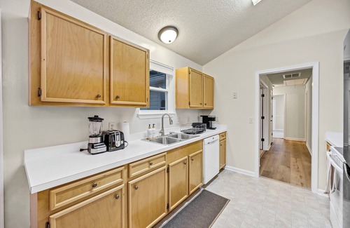 State Park House | Sunny 3BR+ Flex Room Retreat and Private Backyard