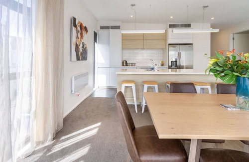 Christchurch City Centre House | Sunny 3BR Haven: Modern Comfort for 7 with Carpark