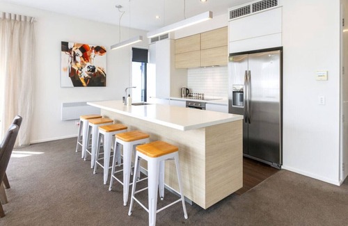 Christchurch City Centre House | Sunny 3BR Haven: Modern Comfort for 7 with Carpark