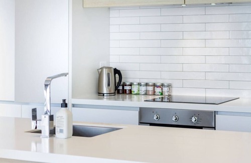 Christchurch City Centre House | Sunny 3BR Haven: Modern Comfort for 7 with Carpark