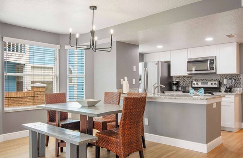 Kissimmee Condo | Sunny 3BR Kissimmee Condo with Pool Clubhouse Gym and Minutes to Disney