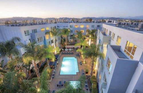 Pico Apartment | Sunny 3BR Santa Monica Retreat with Pool,Jacuzzi & Parking!
