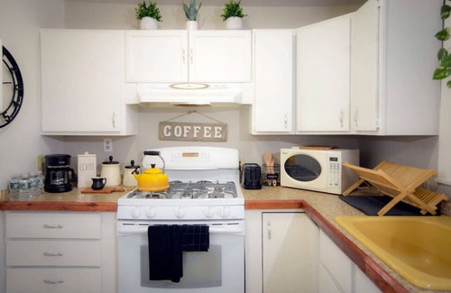 Wanskuck House | Sunny 4 Bed 2 Bath Providence