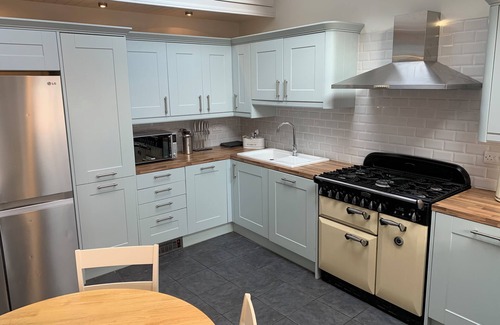 Cheddar Cottage | Sunny 4-bedroom cottage with South facing garden - Sunflower Cottage