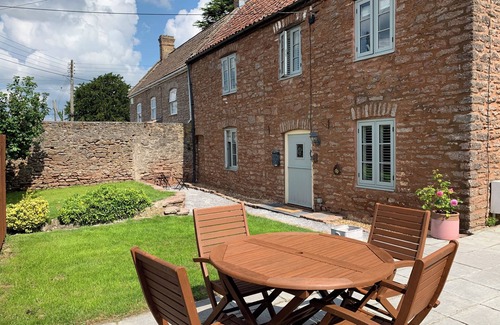 Cheddar Cottage | Sunny 4-bedroom cottage with South facing garden - Sunflower Cottage