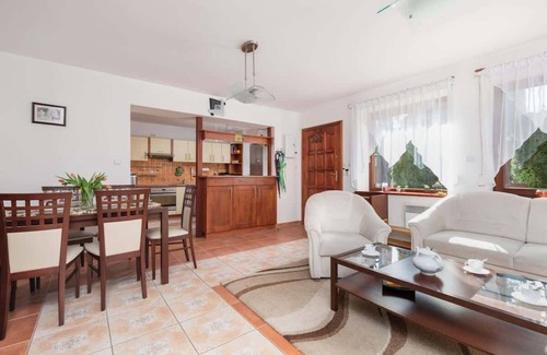 Lukecin House | Sunny 4 | Comfortable House | Parking