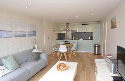 Schiermonnikoog Apartment | Sunny 4-person apartment 50 meters from the beach