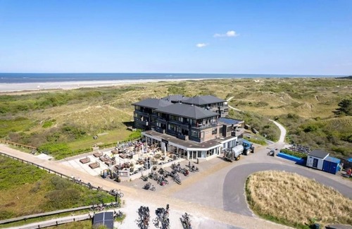 Schiermonnikoog Apartment | Sunny 4-person apartment 50 meters from the beach