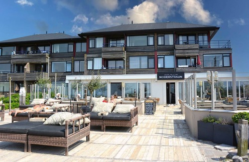Schiermonnikoog Apartment | Sunny 4-person apartment 50 meters from the beach