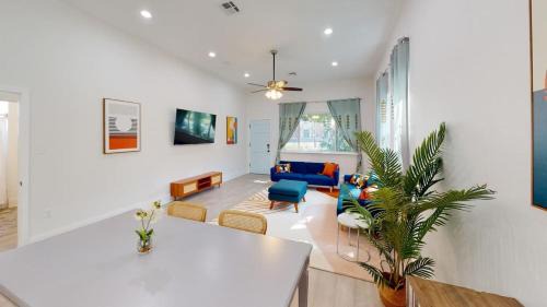 Mid-City House | Sunny 5Bed w Parking and direct Streetcar access