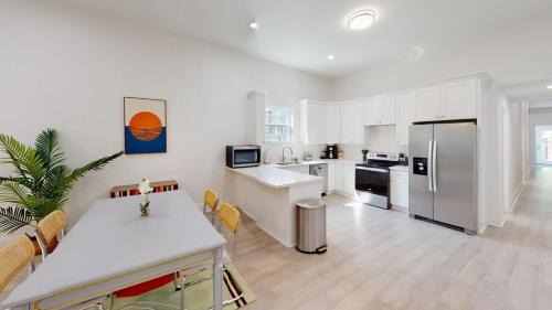 Mid-City House | Sunny 5Bed w Parking and direct Streetcar access