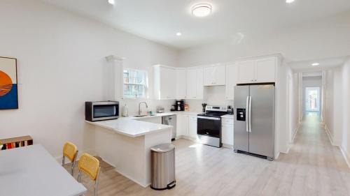 Mid-City House | Sunny 5Bed w Parking and direct Streetcar access