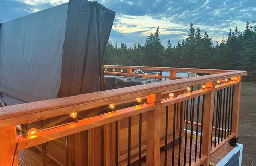 Terra Nova Ski Chalet | Sunny Acre Lodge with Hot Tub! 3 Bedroom