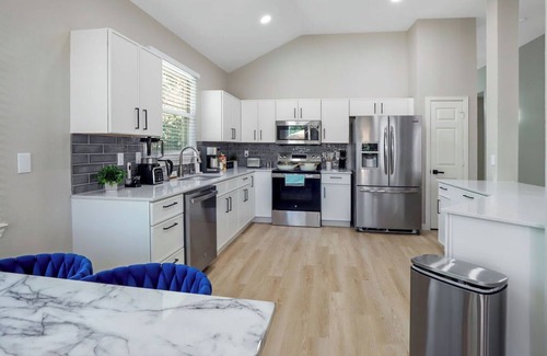 Allen House | Sunny Allen Stay 4BR/2BA Sparkling Pool + Grill