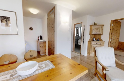 Silvaplana Apartment | Sunny and quiet 2½-room apartment on the first floor, 64 m2, facing south-west.