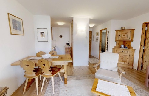 Silvaplana Apartment | Sunny and quiet 2½-room apartment on the first floor, 64 m2, facing south-west.