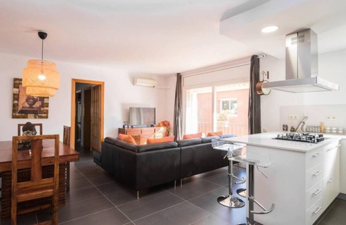 Castelldefels Apartment | Sunny apartment 3 blocks to the beach