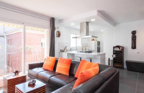 Castelldefels Apartment | Sunny apartment 3 blocks to the beach