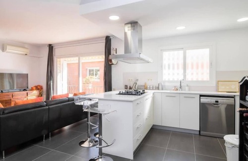 Castelldefels Apartment | Sunny apartment 3 blocks to the beach