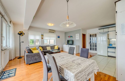 Stobrec Apartment | Sunny apartment only 10 m from the sea!