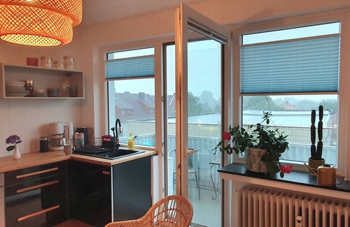 Geestendorf Apartment | Sunny apartment with balcony, very central near the main train station