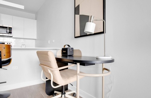 Arlington Heights Apartment | Sunny Arlington Heights 1BR w/ Gym & Dog Spa, easy commute, by Blueground