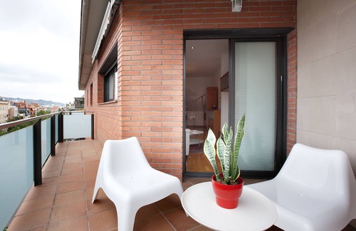 El Guinardo Apartment | SUNNY ATTIC, 2 TERRACES, PRIVATE SOLARIUM, 3 ROOM, 2 BATHS. 3 MIN TO SUBWAY.