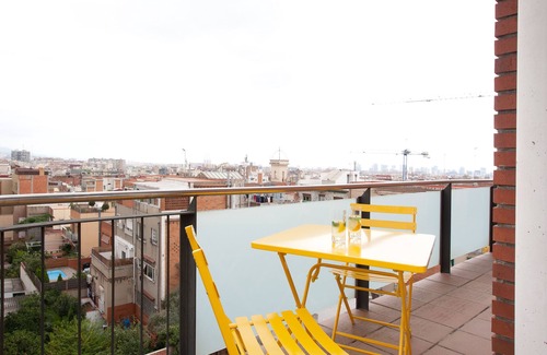 El Guinardo Apartment | SUNNY ATTIC, 2 TERRACES, PRIVATE SOLARIUM, 3 ROOM, 2 BATHS. 3 MIN TO SUBWAY.