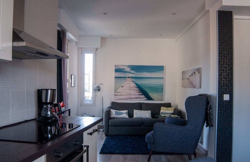 Riquier Apartment | Sunny balcony with a view of the hills of Nice. 1 bedroom, kitchen/living room