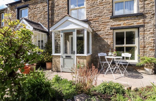 Slyne Cottage | SUNNY BANK, pet friendly, character holiday cottage in Brookhouse
