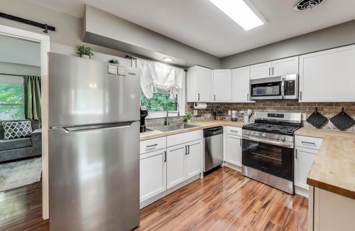 Williams Bay House | Sunny Bay - Walk to Restaurants, Lake, Ice Cream | Sleeps 6 + Deck and Grill