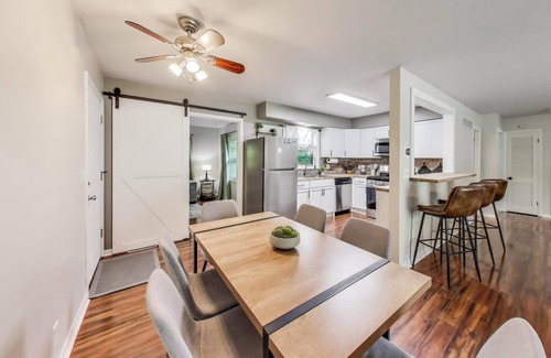 Williams Bay House | Sunny Bay - Walk to Restaurants, Lake, Ice Cream | Sleeps 6 + Deck and Grill