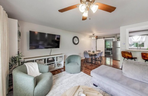 Williams Bay House | Sunny Bay - Walk to Restaurants, Lake, Ice Cream | Sleeps 6 + Deck and Grill