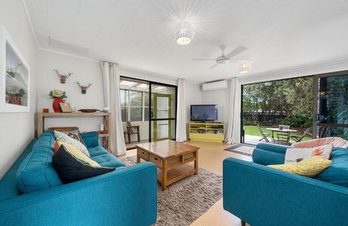 Paraparaumu Beach House | Sunny Beach Bach Hideaway - Paraparaumu Beach Holiday Home
