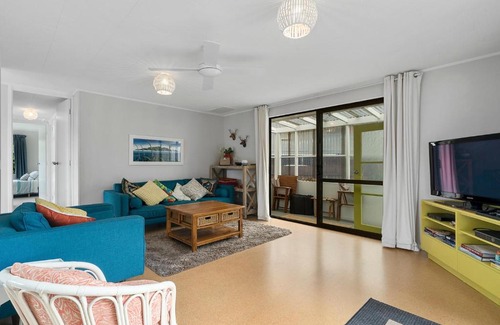 Paraparaumu Beach House | Sunny Beach Bach Hideaway - Paraparaumu Beach Holiday Home