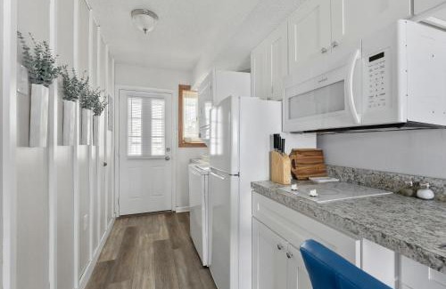 Wildwood Apartment | Sunny Beach Condo 2 BR 1 Bath