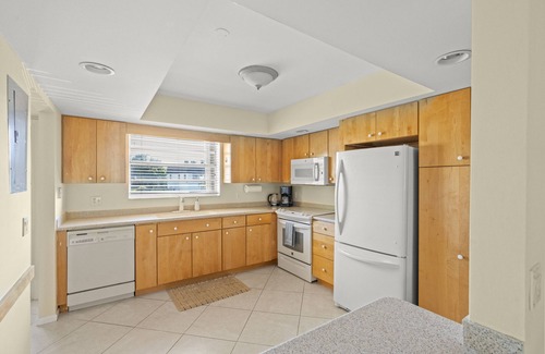 Palm Beach Shores Apartment | Sunny Beachside Oasis: Sleeps 6,1 Block to Waves