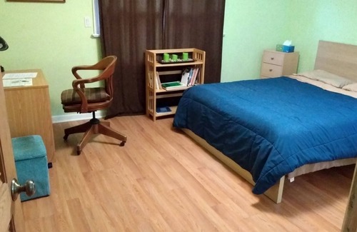 Lake Hiawatha House | Sunny bedroom, close to NYC