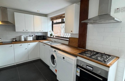 West Ham House | Sunny Big Double Room 3, Mins Walk 2 Underground, Close to Heart of London