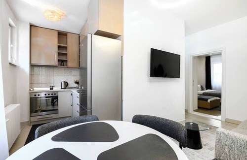Slavija Apartment | Sunny blossom 10min.from Knez M. street, park.
