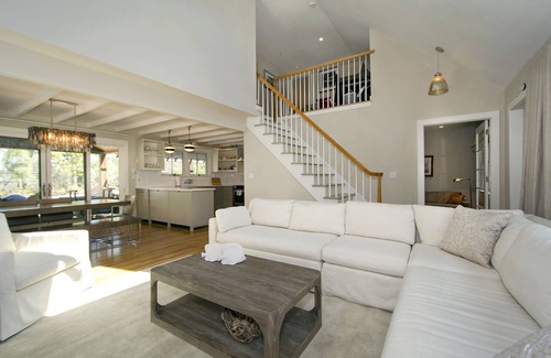 Lion Head Beach House | Sunny, bright, fully renovated, walk to private bay beach, East Hampton Springs.