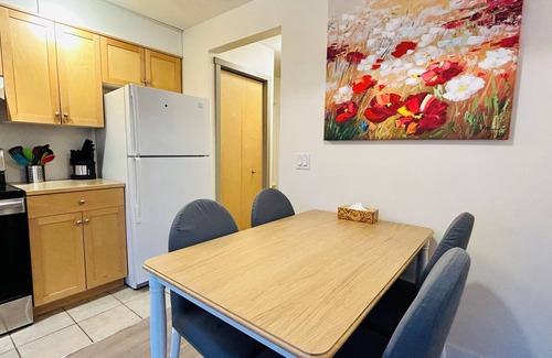 Cougar Creek Condo | SUNNY BRIGHT King Bed Suite |Full Kitchen| A/C |Free Parking| Balcony| BBQ| Gym