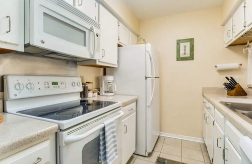 Southeast Pensacola House | Sunny Brookside-Pool & Tennis Court