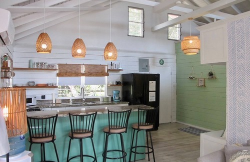 Surfside House | Sunny Bungalow, 2 Bedroom Beachfront Pool Retreat