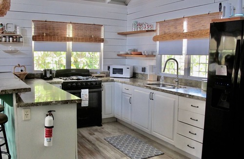 Surfside House | Sunny Bungalow, 2 Bedroom Beachfront Pool Retreat
